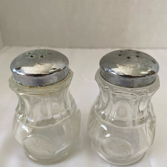 Glass Salt & Pepper Shakers (EO) - Picture 1 of 9